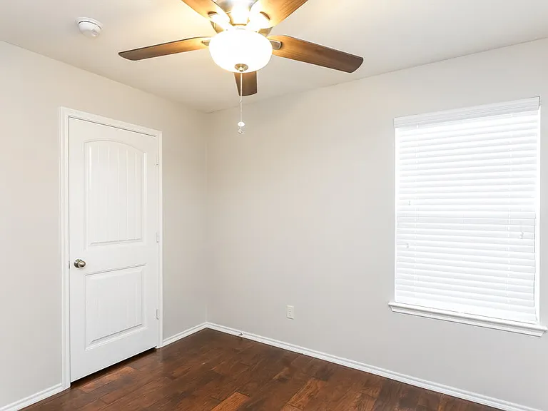 2116 Meadow View Dr — Photo 10