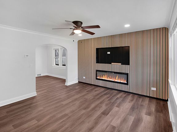 3rd image of 605 E 88th Pl