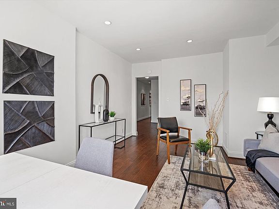 4th image of 1040 6th St NE #302