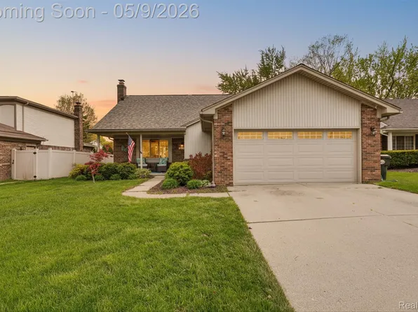 16621 S Gatehouse Dr, Woodhaven, MI 48183