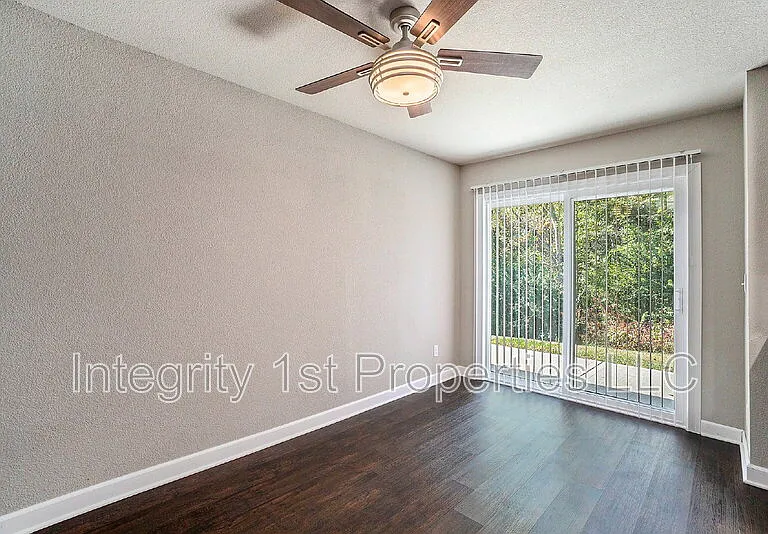 6303 NE 44th St — Photo 6
