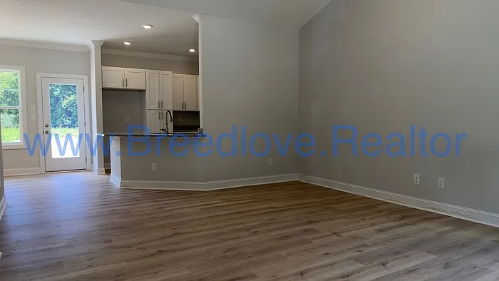 3 bed, 2.0 bath, 1370 sqft, $2,100 — Photo 3