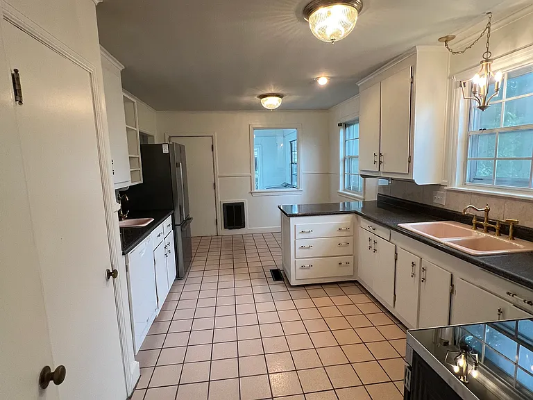 516 N Park St — Photo 9