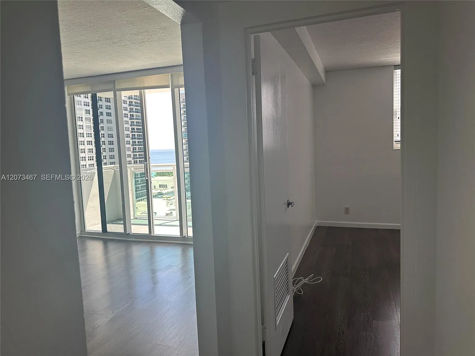 Residences On Hollywood B — Photo 4
