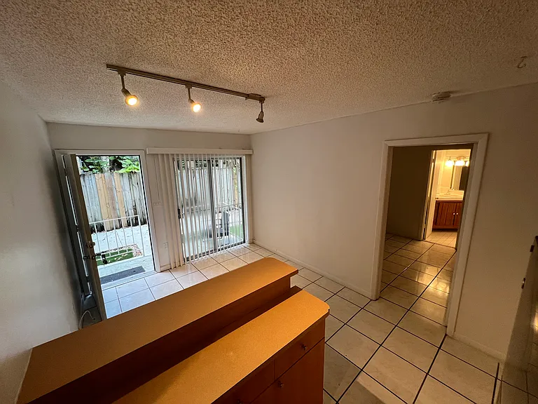 425 NE 32nd St #4 — Photo 5