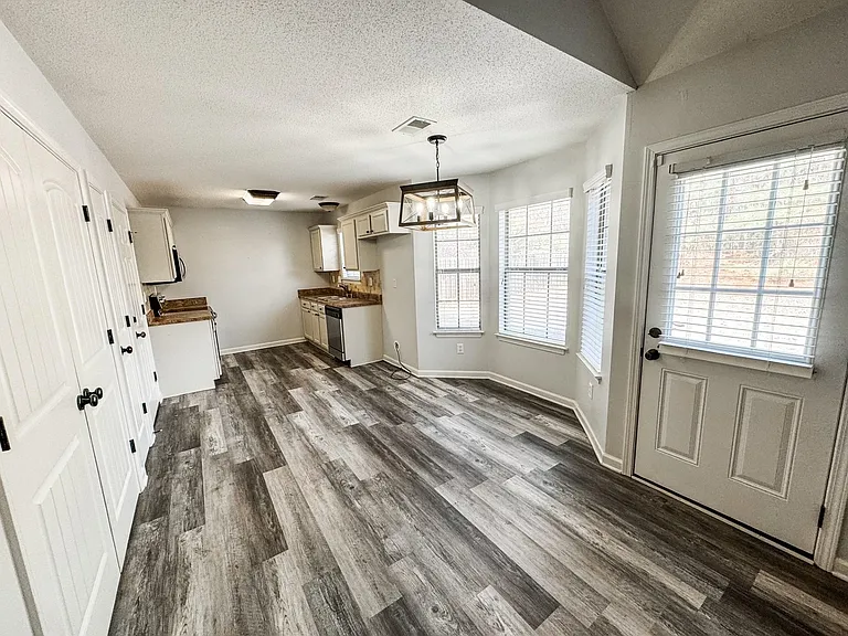 1645 Sawmill Creek Ln — Photo 6