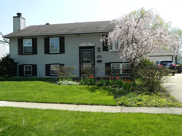 611 Wicker Ave photo 1