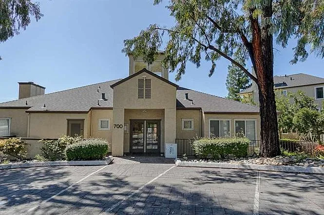 3 bed, 1200 sqft, $3,200 — Photo 1