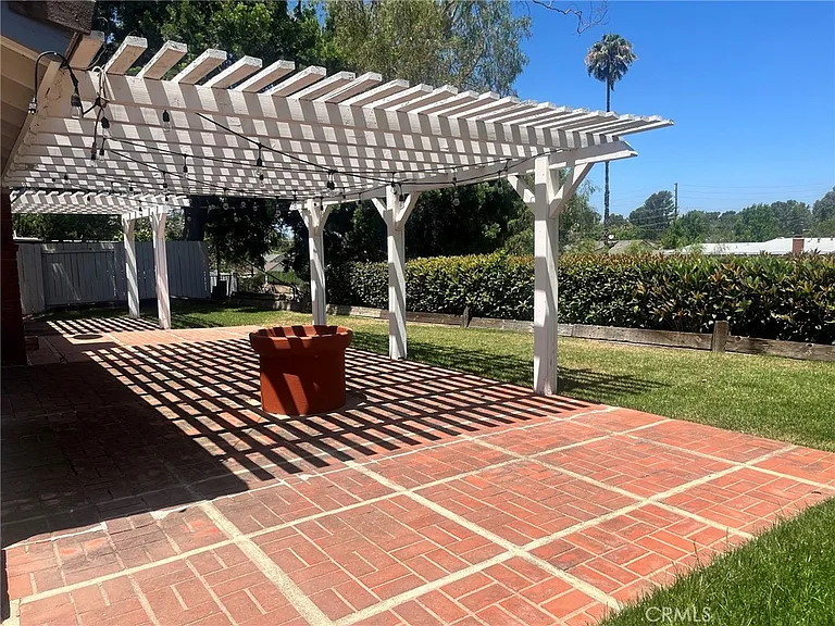 2045 Chevy Chase Dr — Photo 15