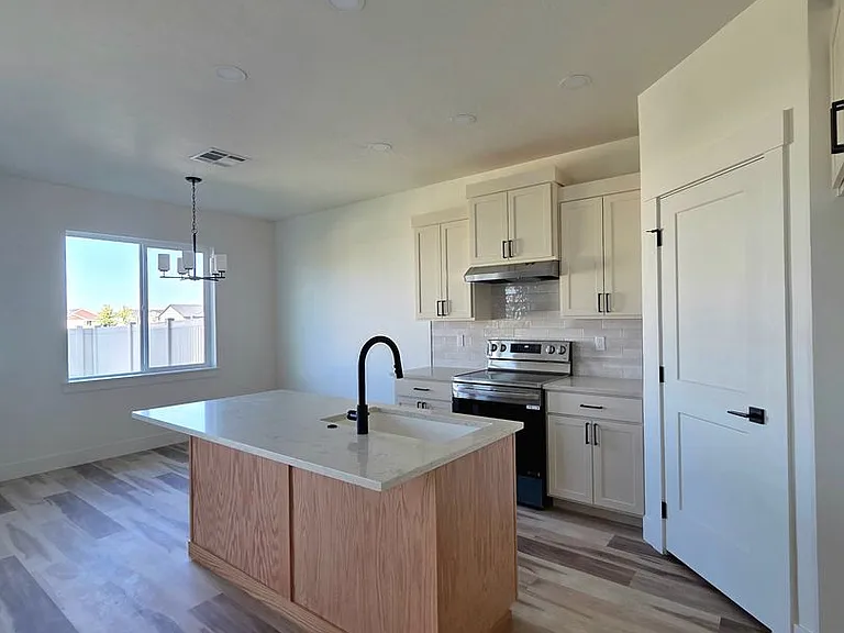 363 Eden Rose St — Photo 5
