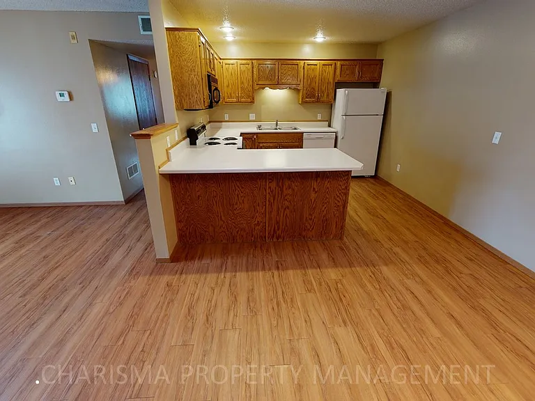Teakwood Apartments — Photo 6