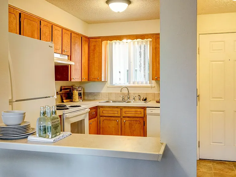 Spacious and immaculate townhomes! Free Water/Sewer/Garbage/Parking! — Photo 44