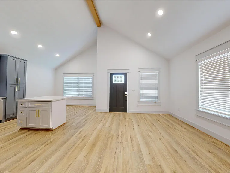 4305 Rogers St — Photo 2