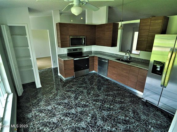 3rd image of 524 Decker Ct NW