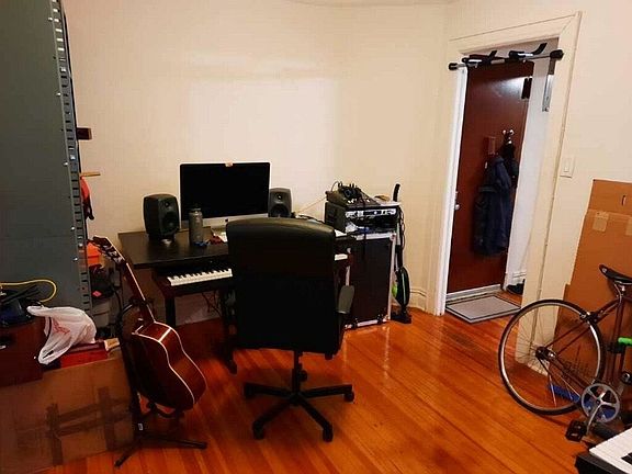 4th image of 25-26 18th St #1F
