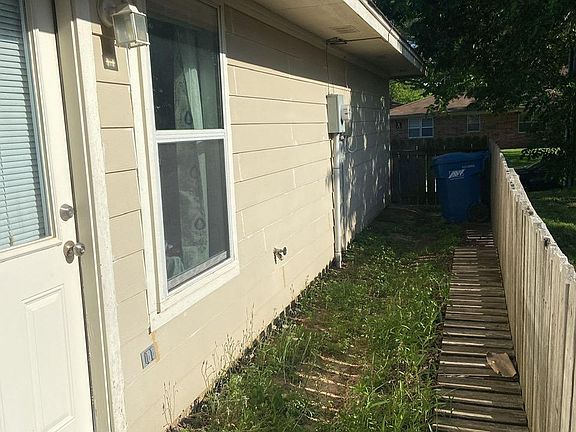 3rd image of 210 N Val Verde Cir