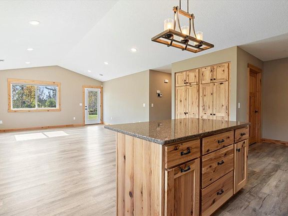 4th image of 470 Spruce Dr