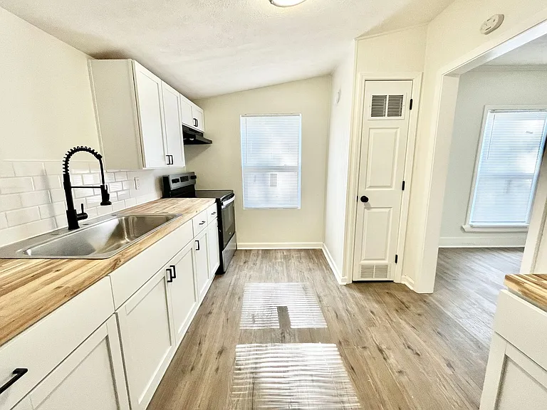 1118 W Whitney Ave — Photo 13