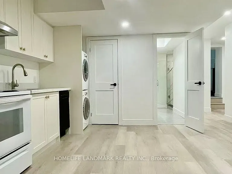1556 Crestview Ave — Photo 2