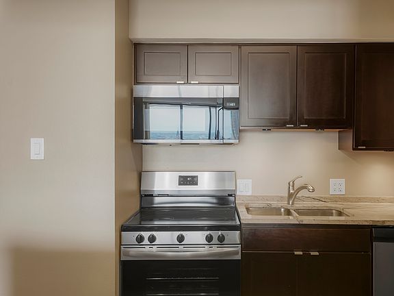 4th image of 1020 15th St APT 10L