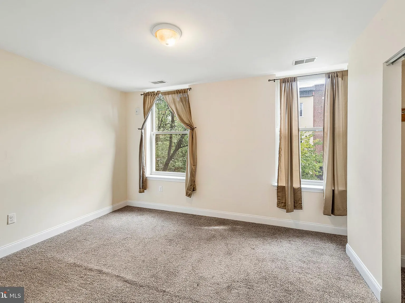 1 bed, 1.0 bath, 850 sqft, $1,300 — Photo 4