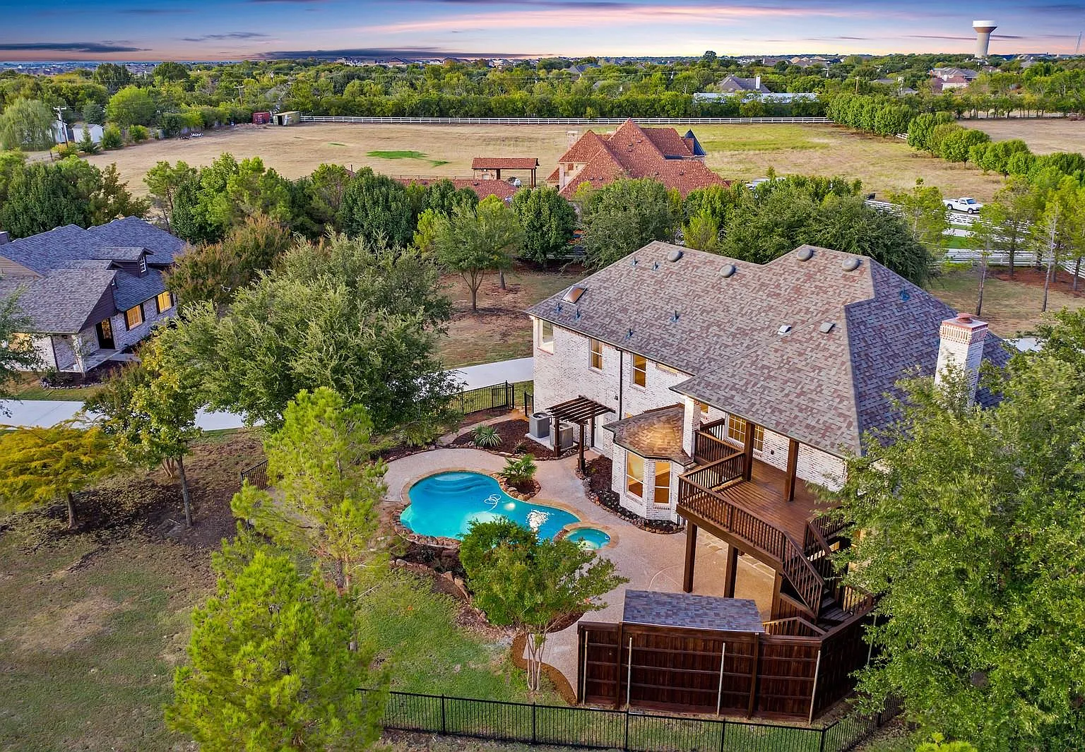 7 bed, 5923 sqft, $10,000 — Photo 1
