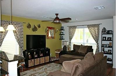 BIG FAMILY ROOM WITH LOTS OF NATURAL LIGHT AND WOOD FLOORING!