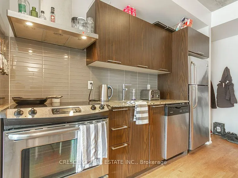 650 King St W #402 — Photo 13