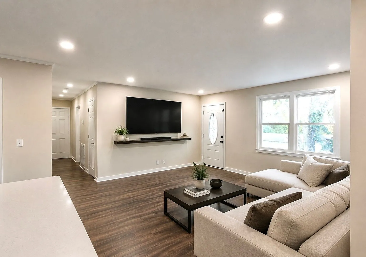 Charming 3BR House in Hendersonville — Photo 1