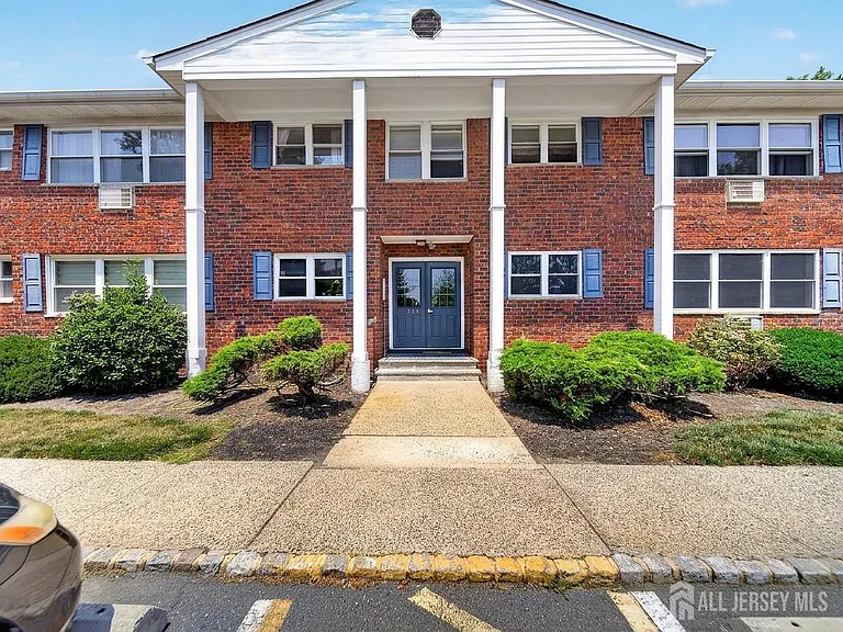 42A Woodedge Ave #8 — Photo 1