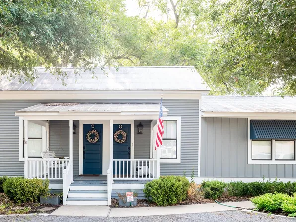 104 W Bell St, Fayetteville, TX 78940