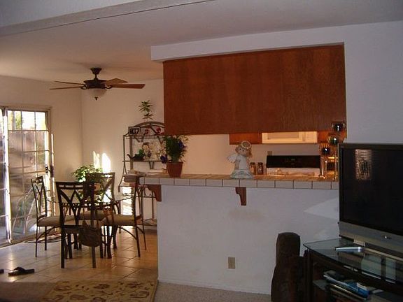 Kitchen Bar/Dining area