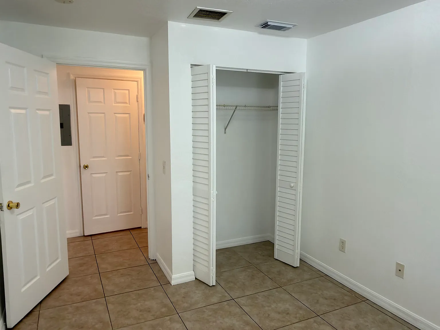 2 bed, 1200 sqft, $1,800 — Photo 2