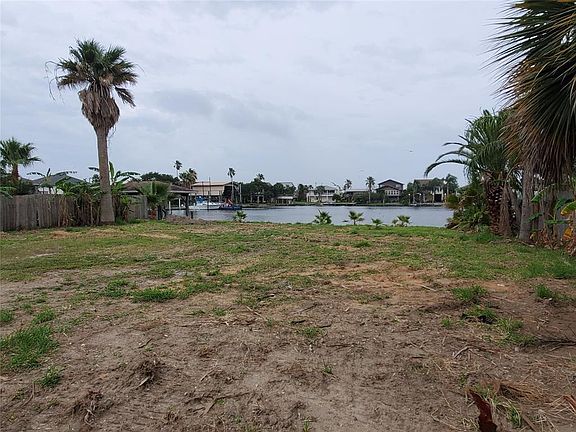 3rd image of 909 Blume Dr