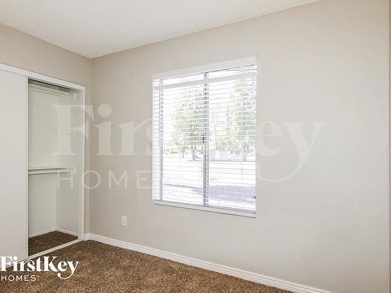 4643 W Mountain View Rd — Photo 11
