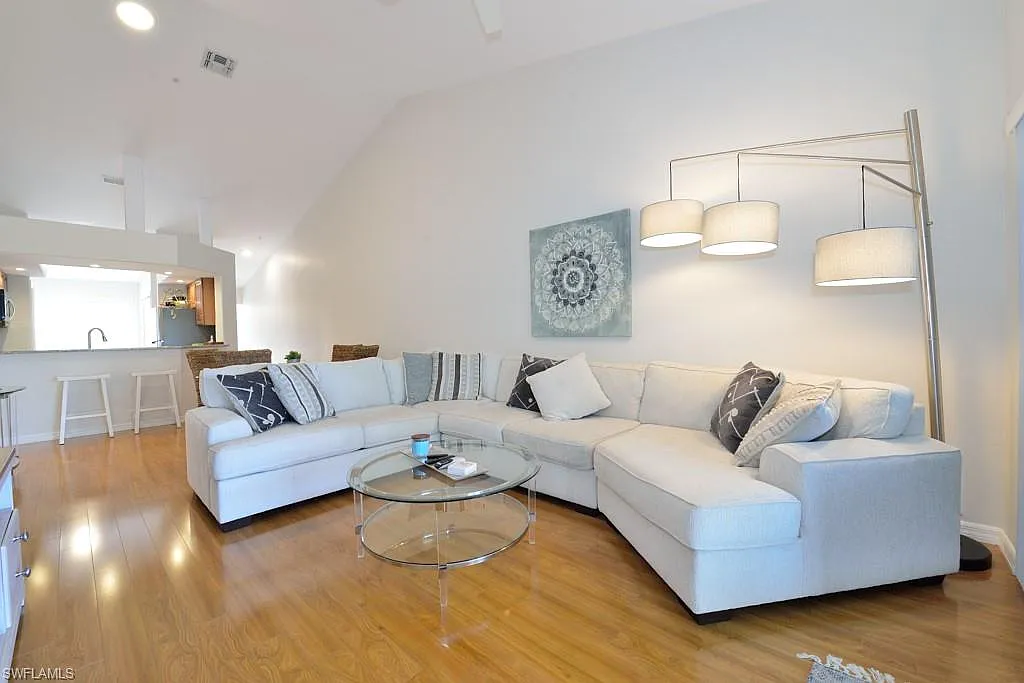 2 bed, 2.0 bath, 1204 sqft, $5,500 — Photo 2