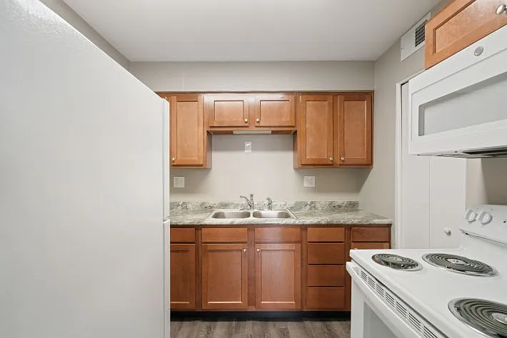 Flats at Greentree — Photo 7