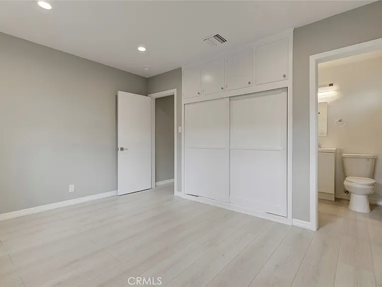 10935 Nassau Ave — Photo 16