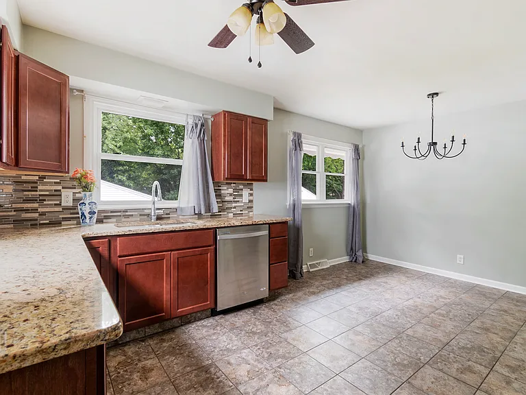 7116 Claybourne Ave — Photo 4