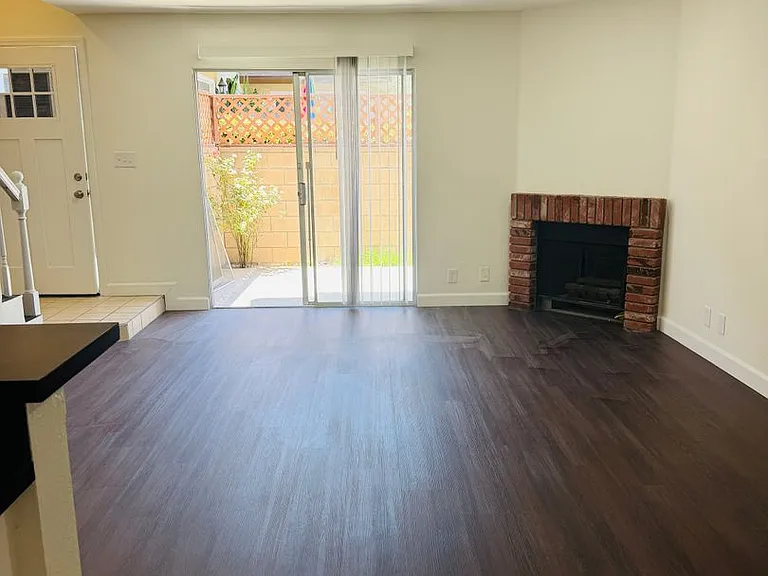 302 - 10331 Downey Avenue — Photo 3
