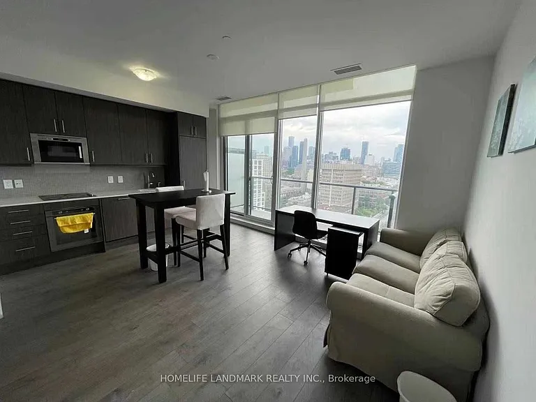 297 College St #Penthouse 3 — Photo 3
