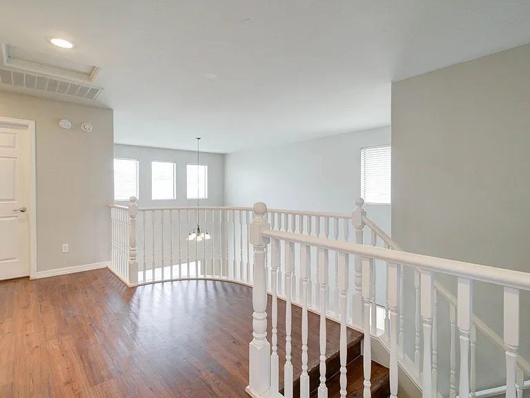 2143 W Marconi Ave — Photo 33