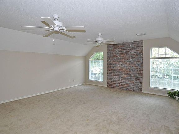 Spacious game room up