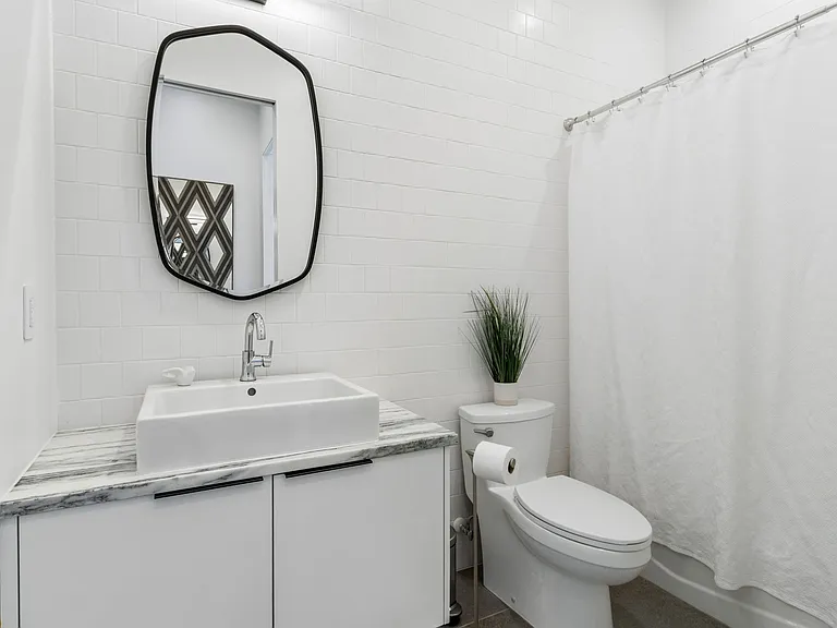 Showertub in guest bathroom