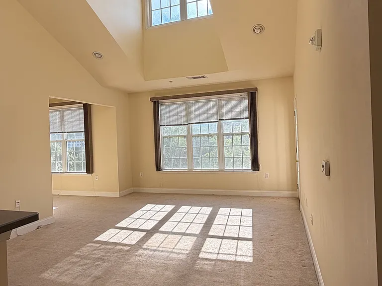 LIGHT AND BRIGHT LIVING ROOM