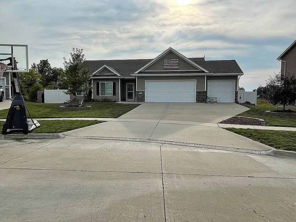 1st image of 230 SE Trillium Dr