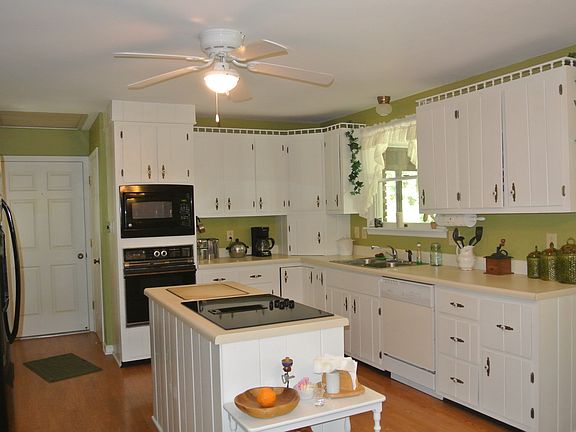 KITCHEN W/ AN ABUNDANCE OF C