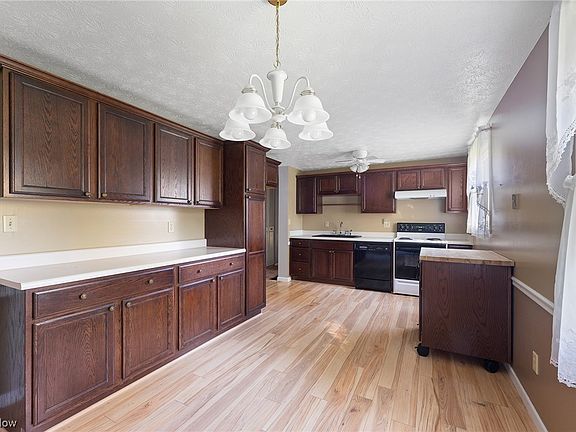 5th image of 7866 Castle Rock Dr NE