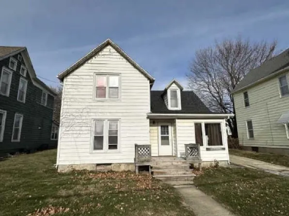 818 W Cottonwood St, Freeport, IL 61032