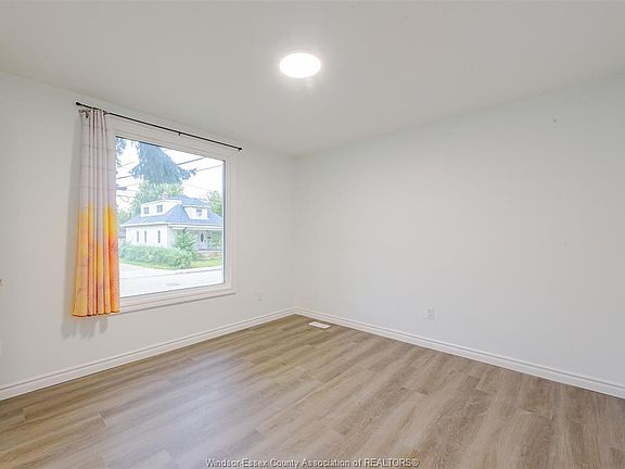 4th image of 941 Cataraqui St